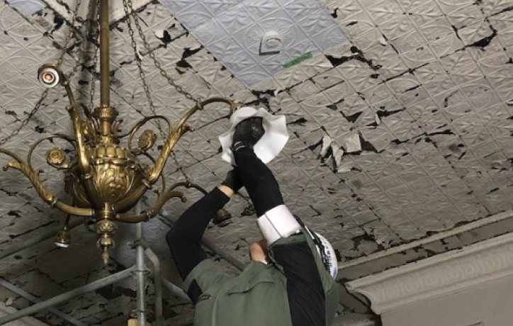 シャンデリアの取外し作業