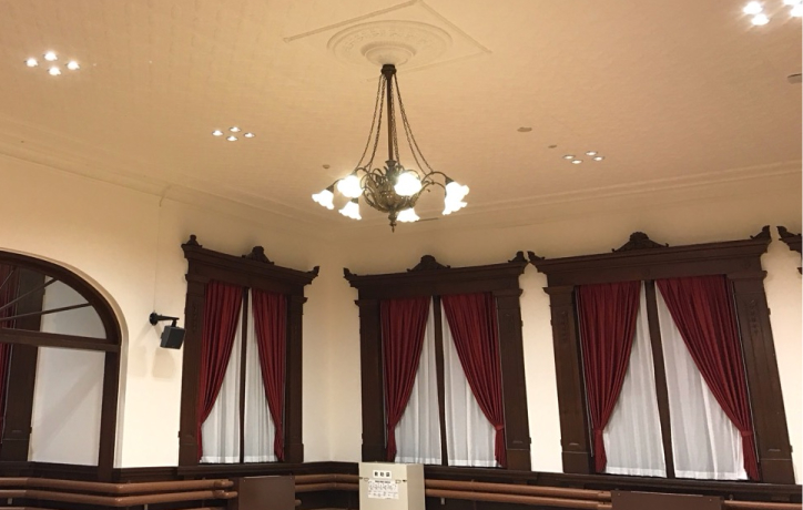 シャンデリアは再利用し新たにダウンライトの設置と、冷温水管の隙間にコンセントを配置した