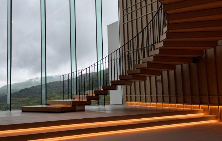 7階フロアから8階ラウンジへと続く螺旋階段