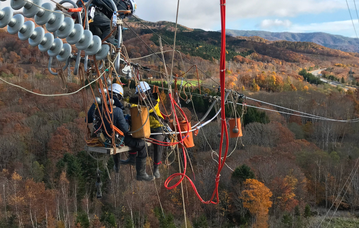 送電線の架線作業の様子、専用の作業台を設置しその上での作業