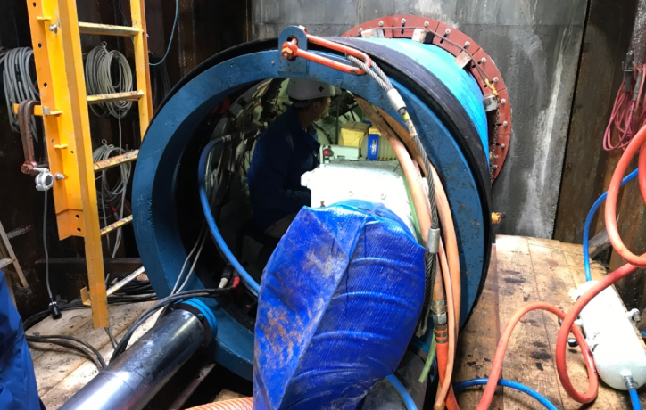 配管、ケーブルを敷設する穴を作るための掘削工事