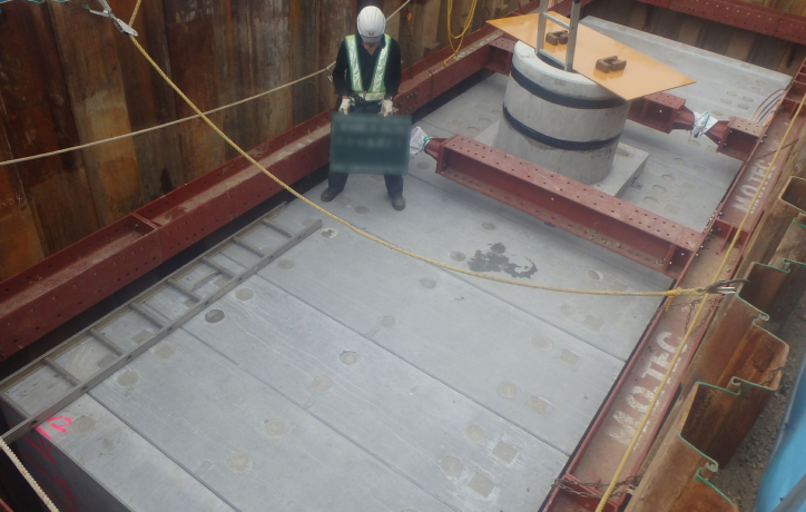 ケーブル敷設や点検に必要なマンホールの設置工事